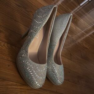 Delicacy Glittering Silver Pumps